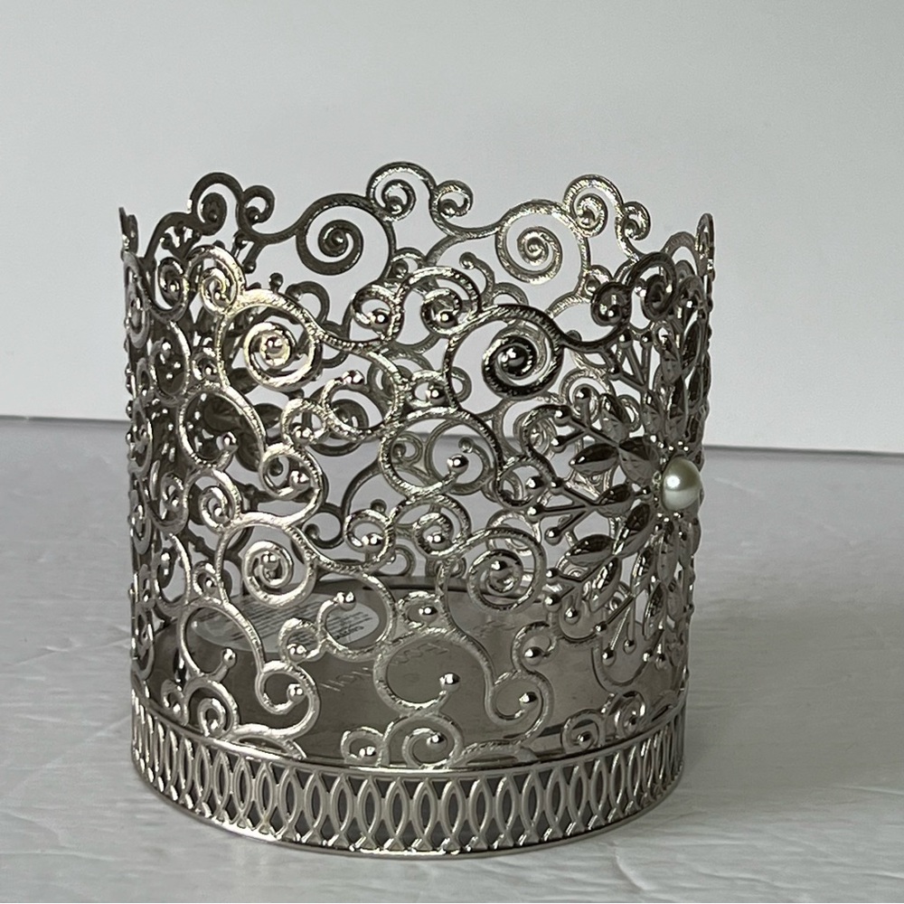 BATH & BODY WORKS SNOWFLAKE SWIRL PEARL LARGE 3 WICK CANDLE HOLDER Holiday - Picture 2 of 6
